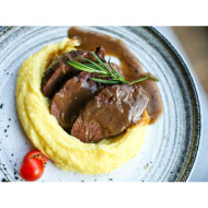 Говяжьи щечки под соусом Демиглас с картофельным пюре